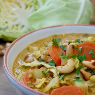 Spitzkohl-Curry mit Cashew-Kernen