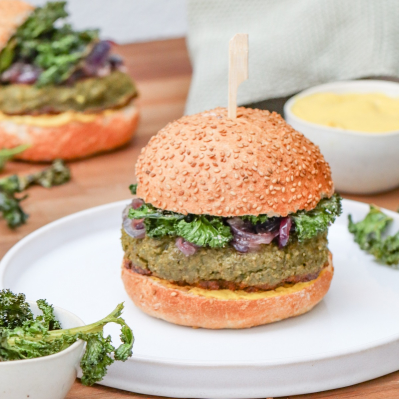 Grünkohl-Burger mit karamellisierten Zwiebeln