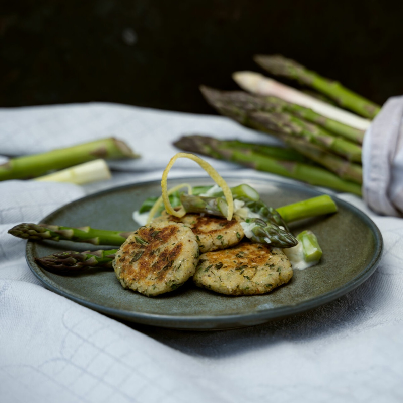 Kartoffel-Bärlauch-Taler auf Spargelragout