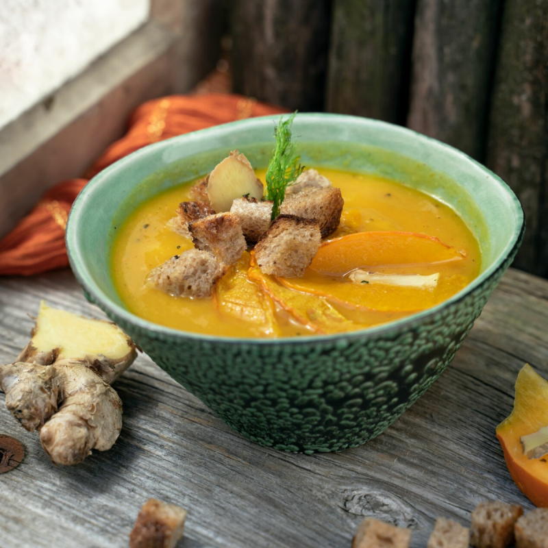 Kürbissuppe mit Croutons und gebratenem Kürbis