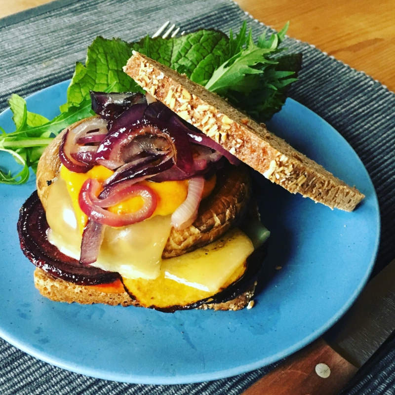 Portobello-Burger mit bunten Beten