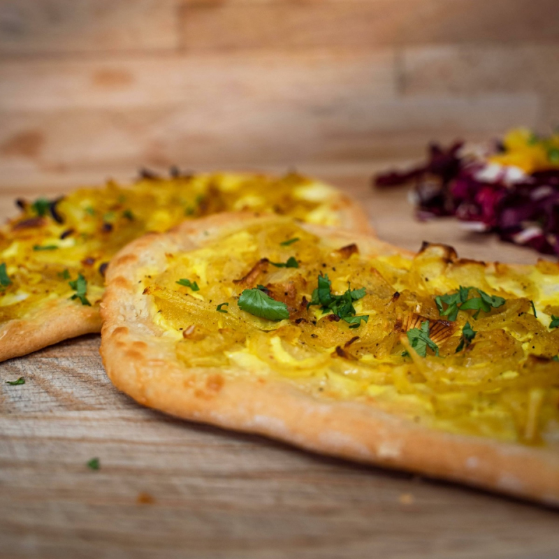 Rahmfleckerl mit Kurkumazwiebeln