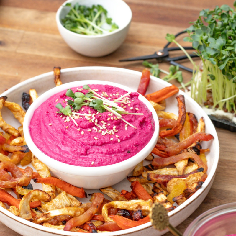 Rote-Bete-Hummus mit Wurzelgemüse-Pommes