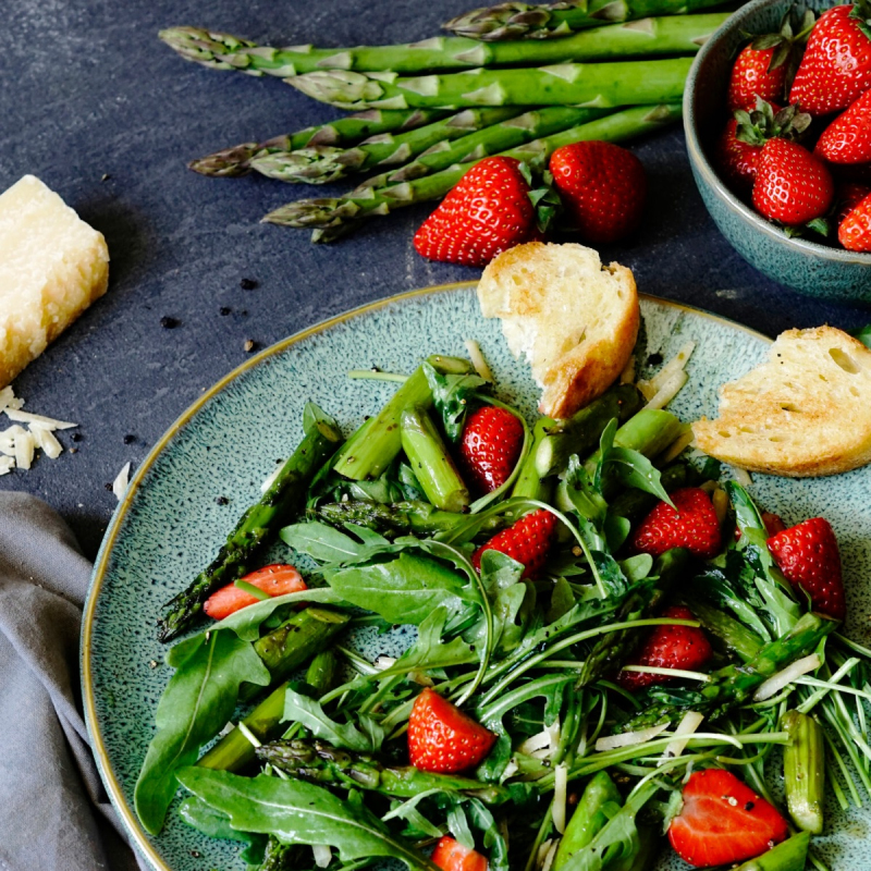 Spargel-Erdbeer-Salat mit Rucola