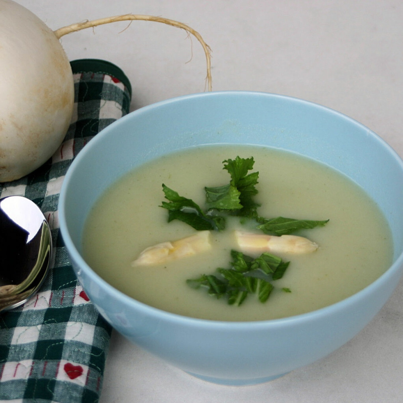 Spargelsuppe mit Prosecco und Mairübchen