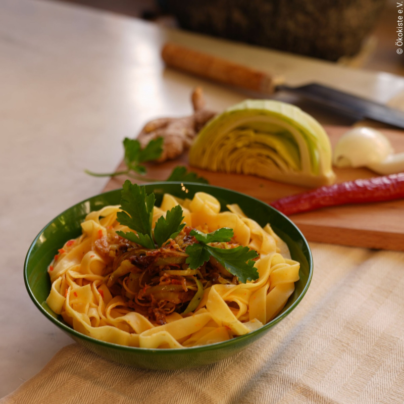 Tagliatelle mit pikantem Weißkohl
