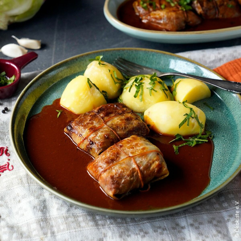 Vegane Kohlrouladen mit Bratensoße & Kartoffeln