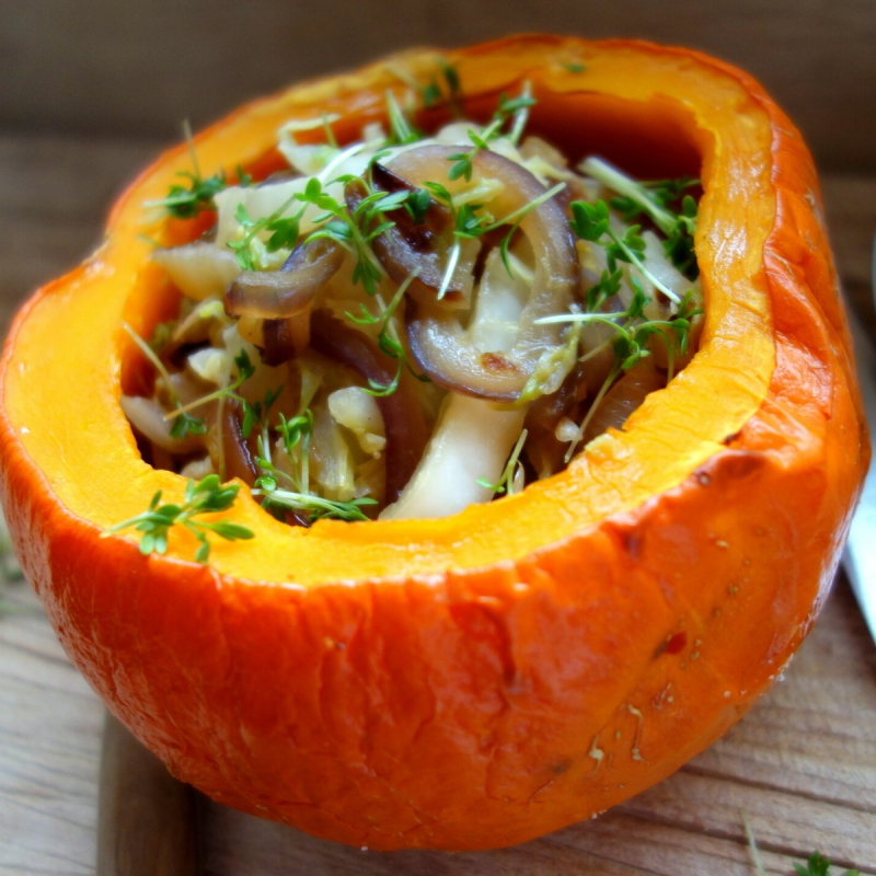 Warmer Chinakohlsalat in gebackenem Kürbis