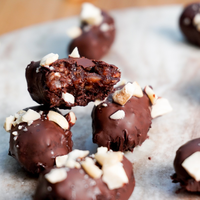 Dattel-Nuss-Orangen-Pralinen