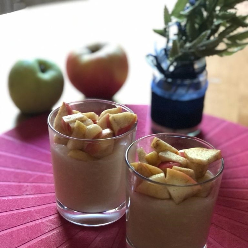 Kokospudding mit Zimtapfel