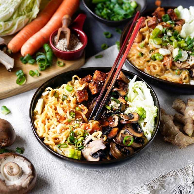 Thai-Ramen mit Pilzen und knusprigem Tofu