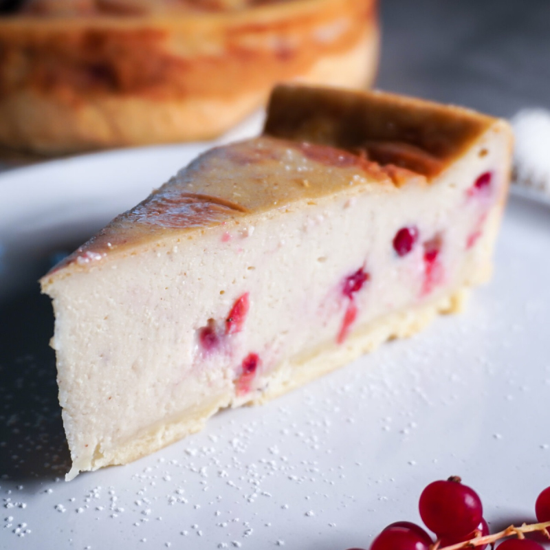 Veganer Käsekuchen mit Johannisbeeren