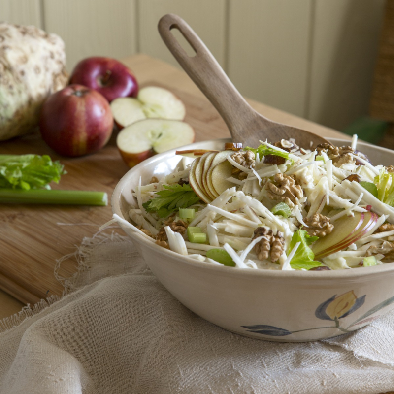 Waldorfsalat mit Datteln, Walnüssen
